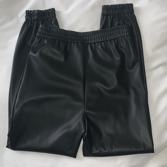 BNWT BLACK VEGAN LEATHER JOGGER PANTS ARITIZIA REVOLVE SIZE S 26W - Picture 4 of 5